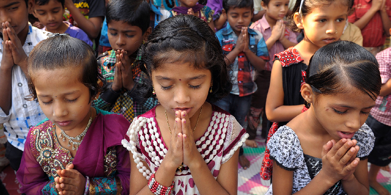 india-children-praying